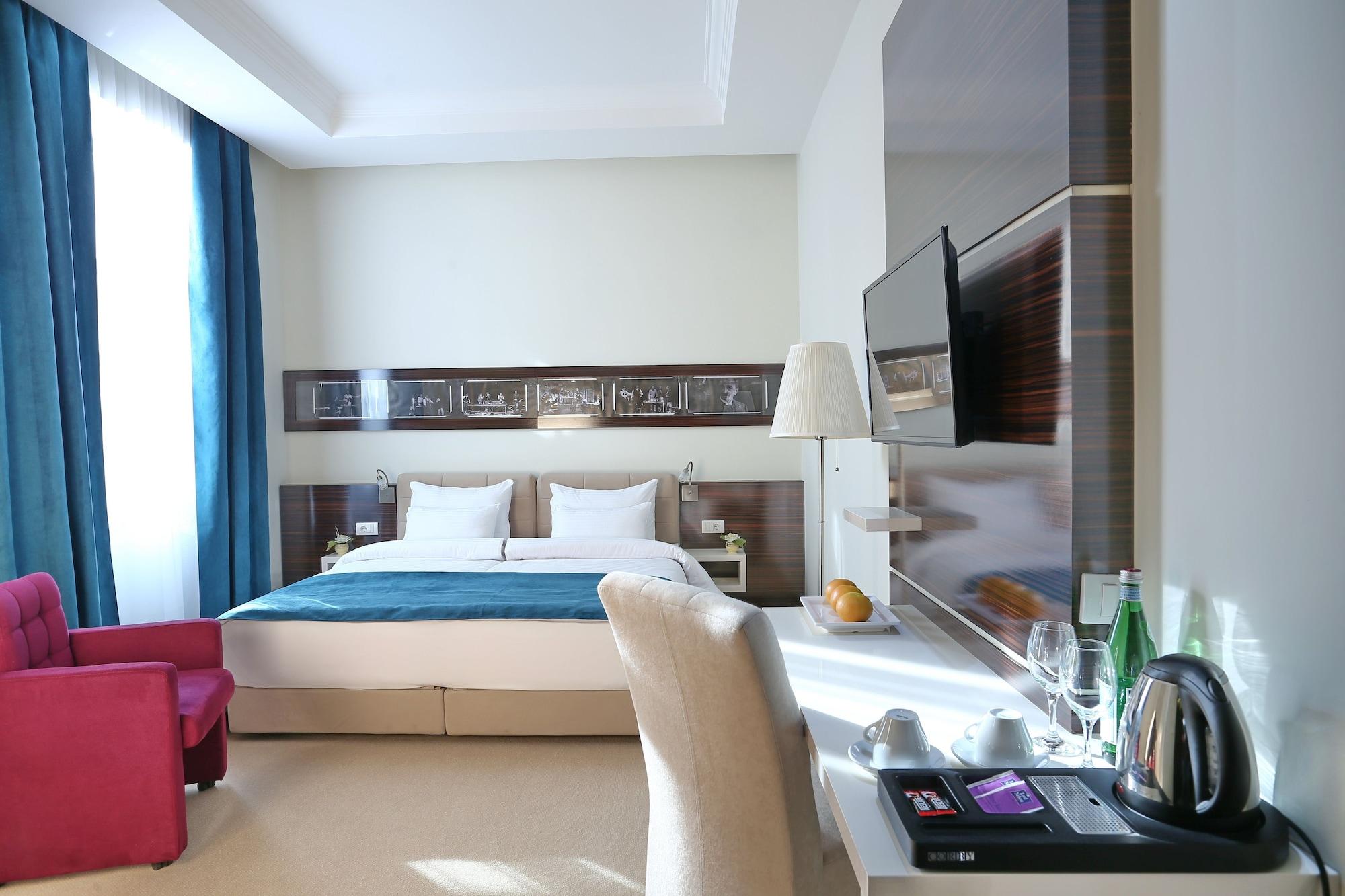 Hotel Theater Garni 4*